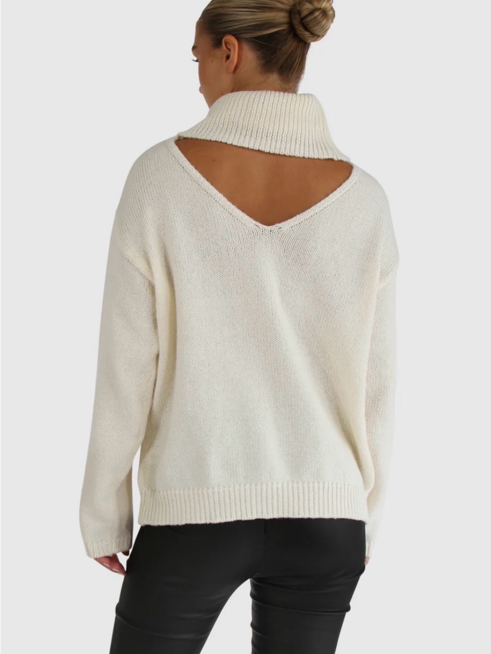 NWOT Belle & Bloom Cream V‑Back Turtleneck Knit Sweater